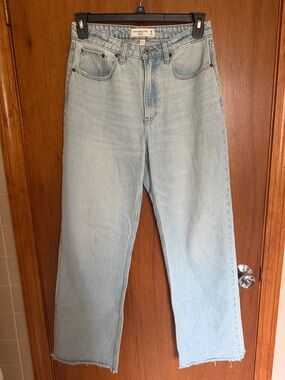 Abercrombie Curve Love High Rise Loose Jeans 28 Light Wash Raw Hem